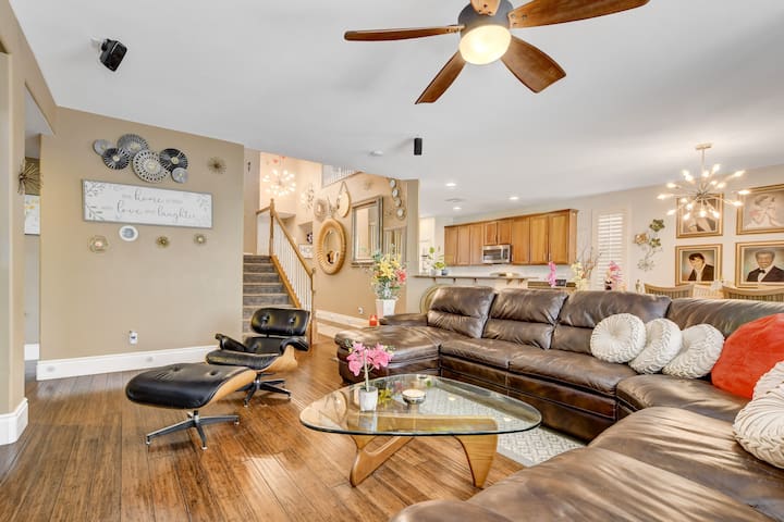 3000 Sq.Ft Luxury Oasis in the Desert (5Bedrm 4Ba) gallery image 2