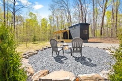 Peaceful+Tiny+house+with+hot+tub%2C+deck%2C+%26+fire+pit