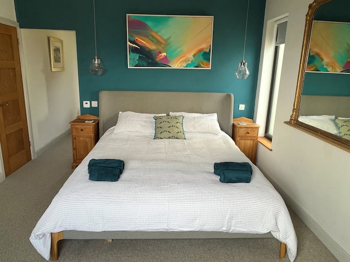 Главна спалня със суперголямо двойно легло