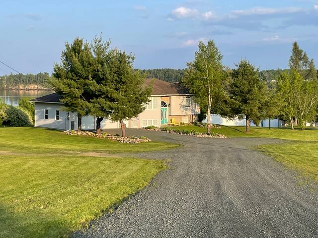 O’Neill’s Coastal Airbnb – with hot tub! gallery image 2