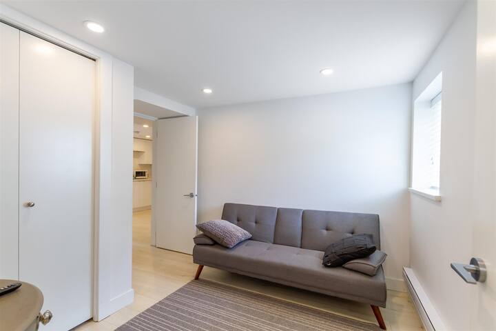 חדר טלוויזיה עם ספה נפתחת