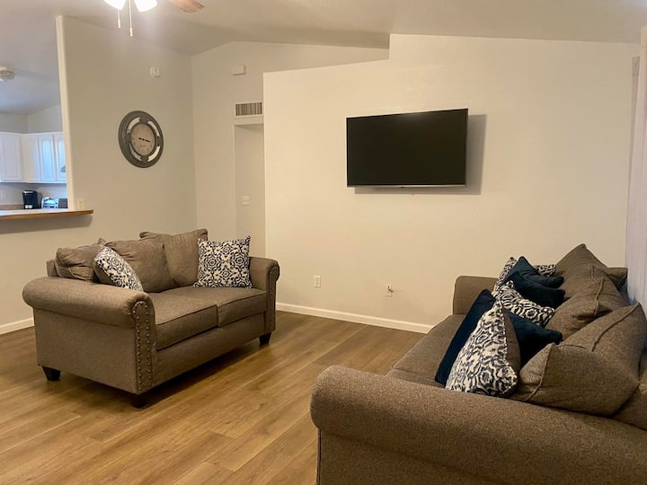 غرفة المعيشة والتلفزيون والواي فاي