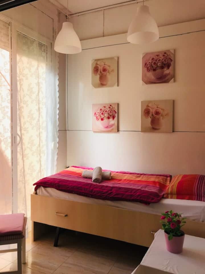 Habitación individual con salida al jardín directo.