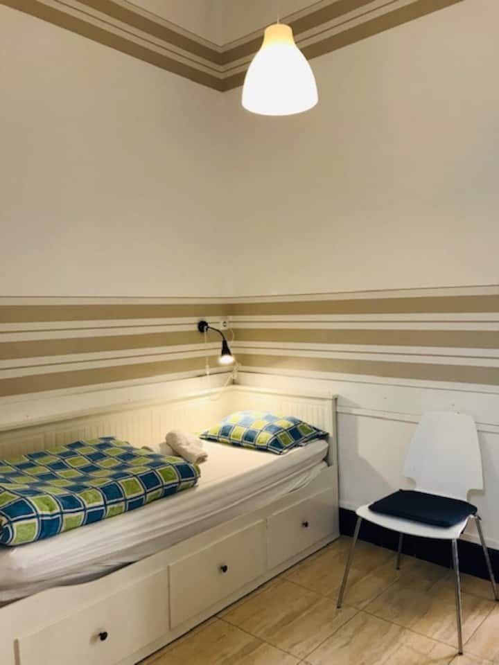 Habitación con cama doble IKEA.