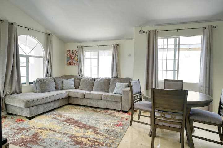 Tranquil Escape
West Village
2 Bed 2 Bath - モンテゴ・ベイ