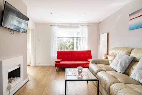 Stevenage Spacious 3Bed house Garden &Free Parking