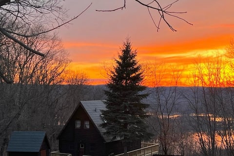 Rustic Ridge Chalet, hot tub & amazing river view!