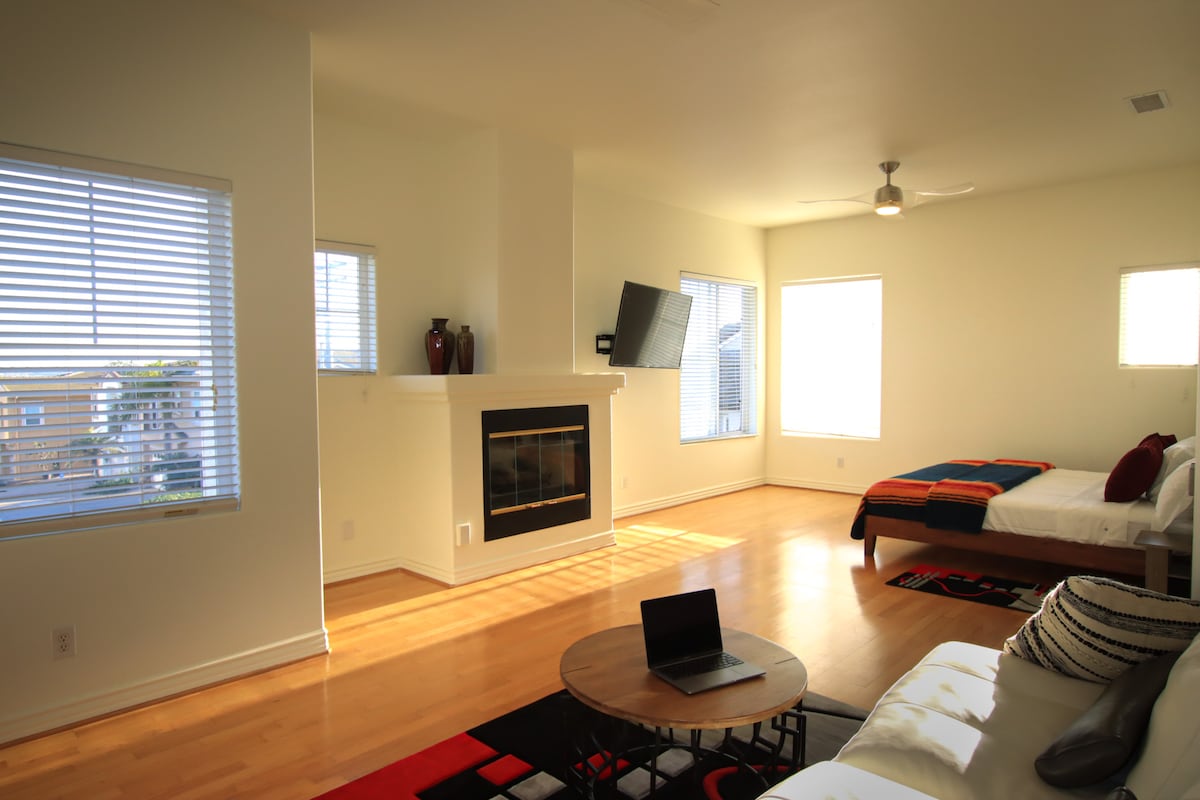 Enorme hoofdslaapkamer met extra zithoek, uitzicht op de oceaan en de baai.