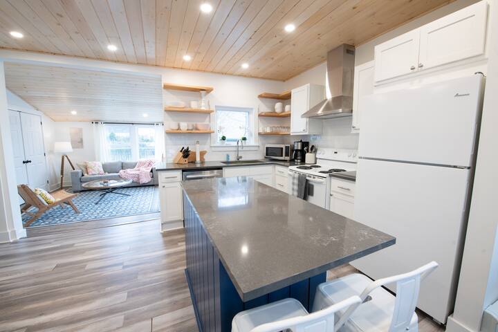 In the center of beautiful St Andrews by the sea ! gallery image 4