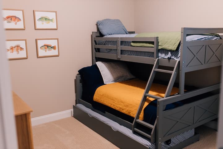 ट्रंडल के साथ पूर्ण चारपाई पर जुड़वां