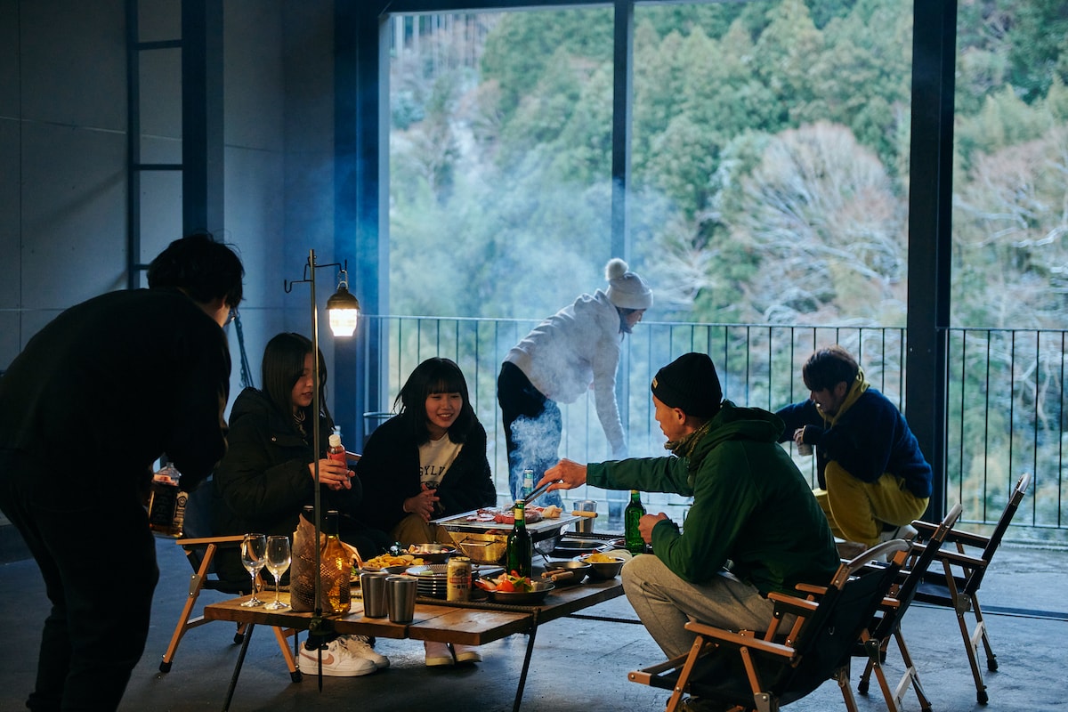 一棟貸】目の前が吉野川・雨天でもBBQ焚火ができる/定員10名/寝室4