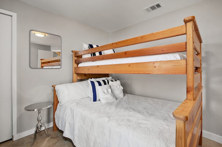 LA chambre avec lits superposés ! Double robuste + lits jumeaux.
