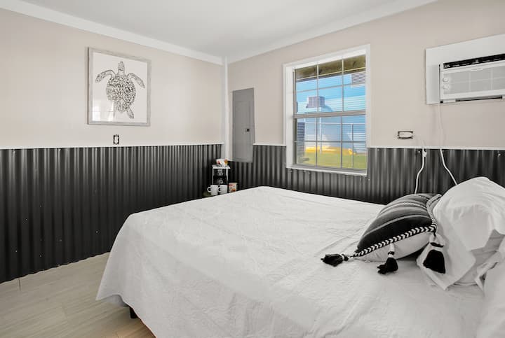 Notre chambre bonus en bas avec un lit queen et climatisation