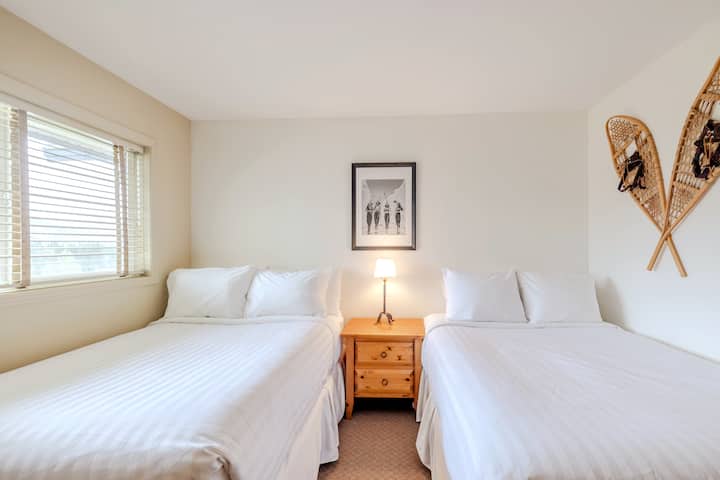 Chumba cha pili cha kulala ni angavu na kina hewa safi na kina vitanda viwili, kinalala hadi wageni 4