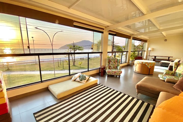 Солариум с изглед към морето, където се наслаждавахме на изгрева и изгрева на луната, отразени във водата.