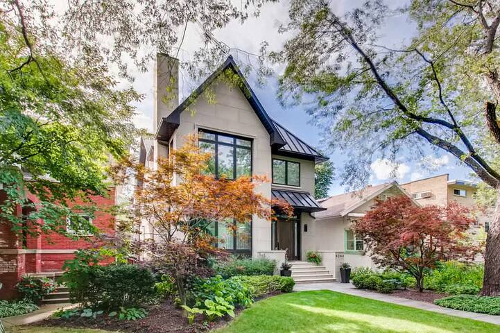 Luxurious, custom built single family home gallery image 2