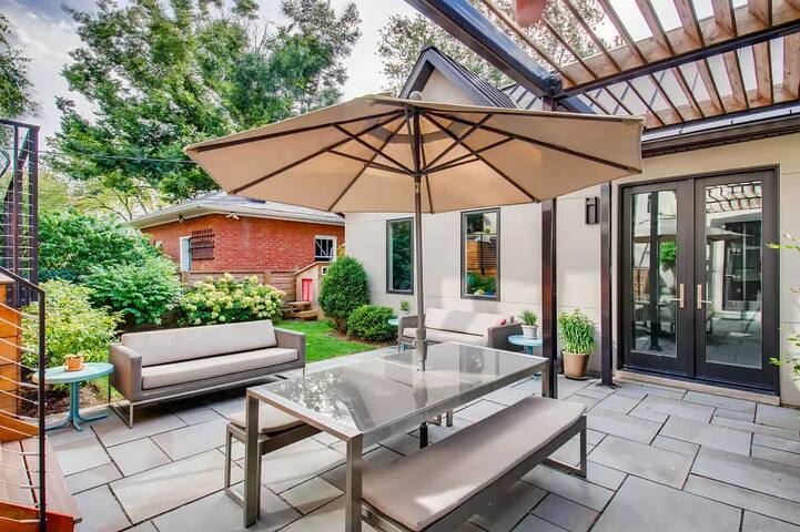 Luxurious, custom built single family home gallery image 5