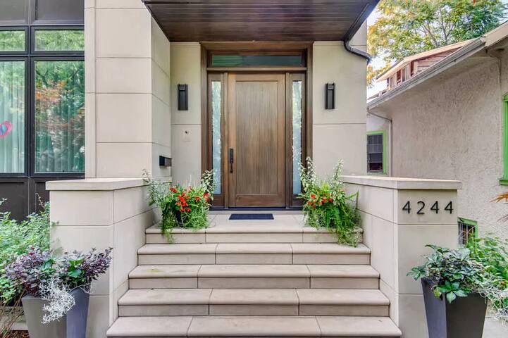 Luxurious, custom built single family home gallery image 3