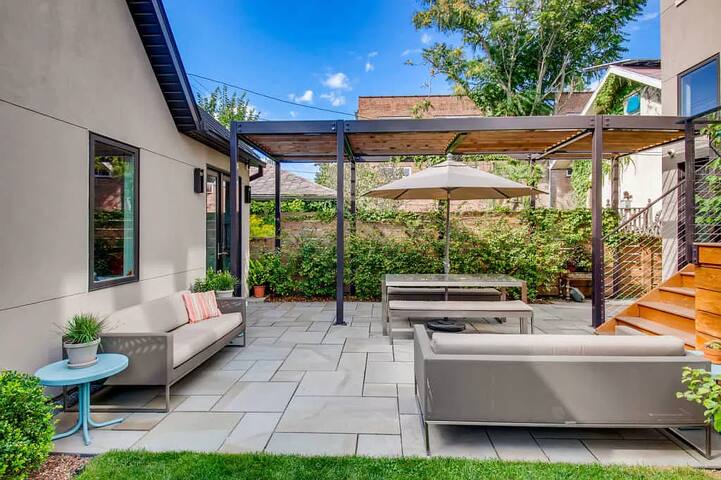 Luxurious, custom built single family home gallery image 4