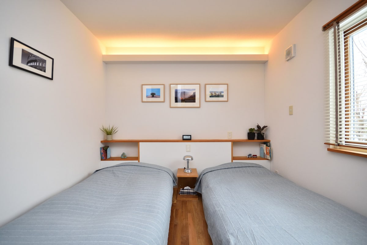 เตียงนกนางนวลเดี่ยวต่ำ 2 เตียง
พักผ่อนได้จนถึงเช้า