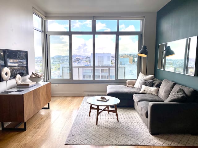 Mid-Century Modern 2BR 2BA Penthouse on Fillmore