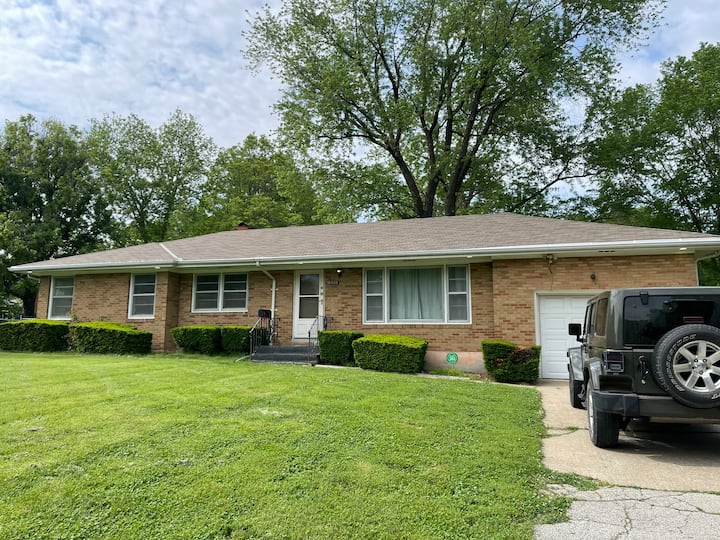 Mid-century Modern Home 5 Mins To Chief Kingdom! - Independence, MO