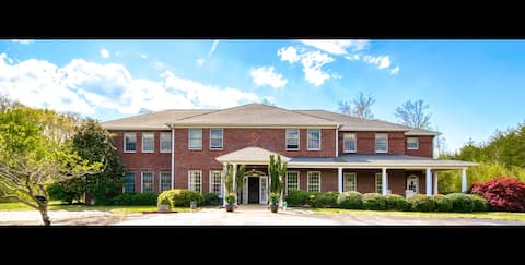 Chirping Birds Villa, 10bedrm 10baths, 4 mi to VT