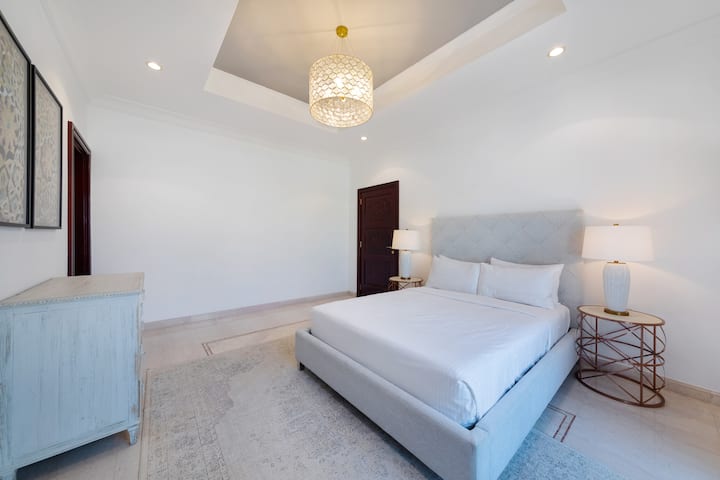 Dormitorio con comodidades de primera