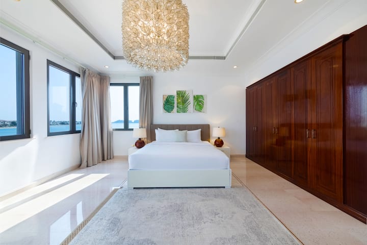 Dormitorio tamaño king con vistas