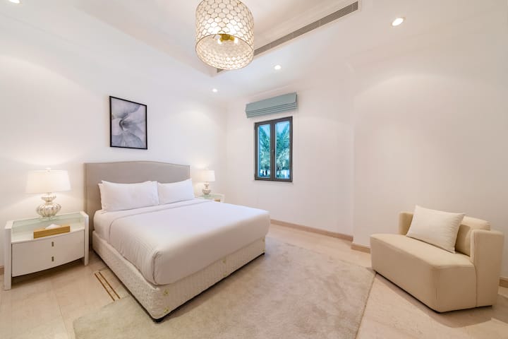 Decoración cálida del dormitorio