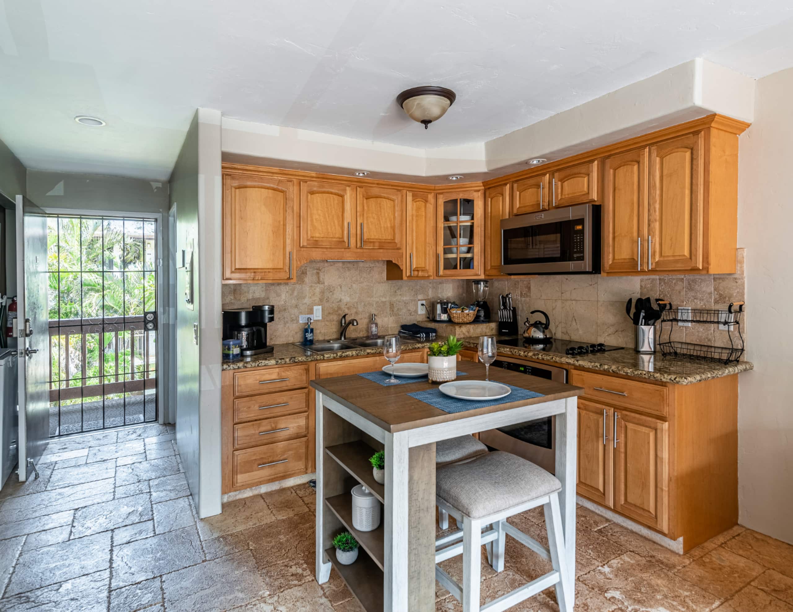 Condo in Lahaina · ★4.97 · 1 bedroom · 2 beds · 1 bath - Image 6