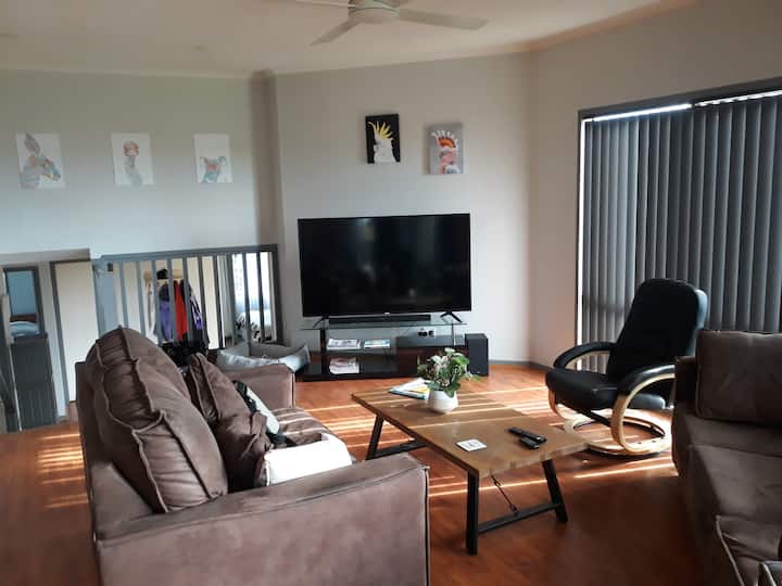 4 Bedroom House With Veranda Views And Beachy Feel - Venus Bay