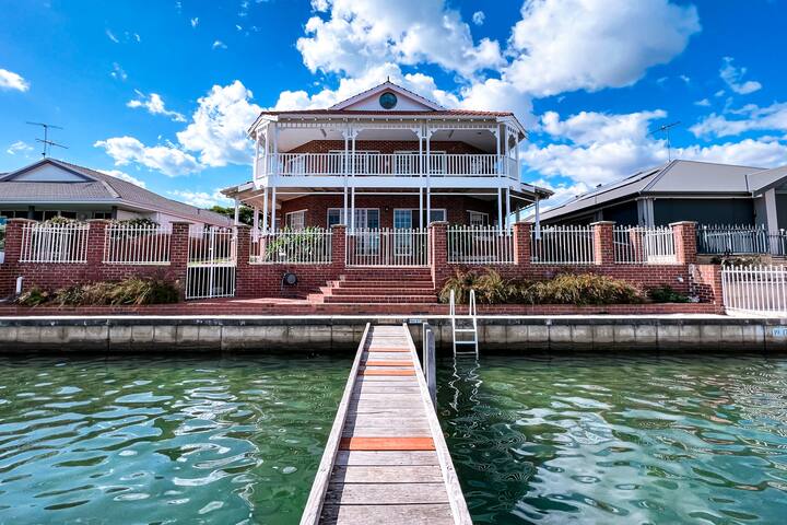 Luxury Canal home in Halls Head with private jetty