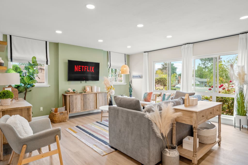 Cozy 3BR | Fenced Yard | near ONT & Toyota Arena