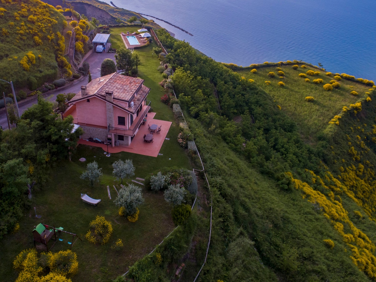 Villa with Pool, Sunrise and Sunset by the Sea