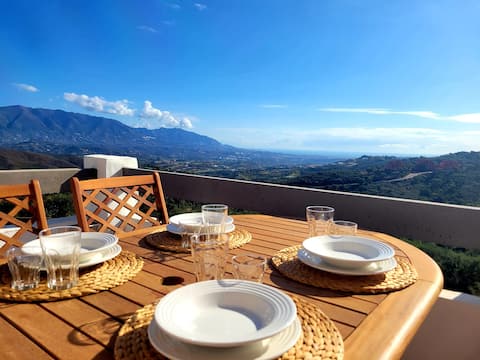 Apartment with unique panoramic sea views