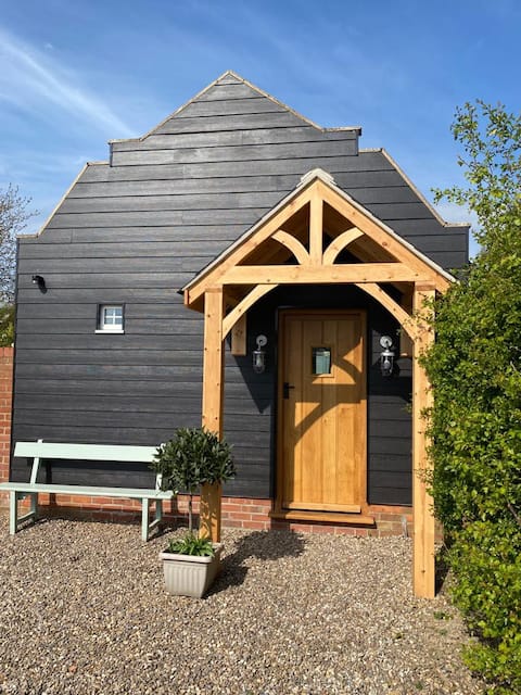 Top Airbnb: Adorable 1 bedroom Guest house in Hopton On Sea