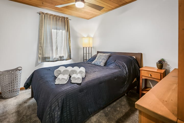 Спална соба бр. 3 Брачен кревет (широк 150-179 см) - 1 кат