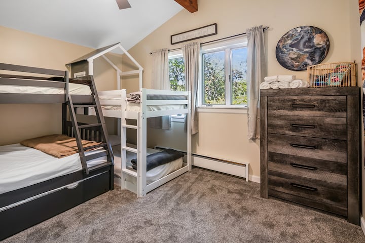 Соба на спрат на 2-ри кат - двокреветна соба со брачен кревет (Twin Trundle) и двокреветна соба над брачен кревет (Twin).