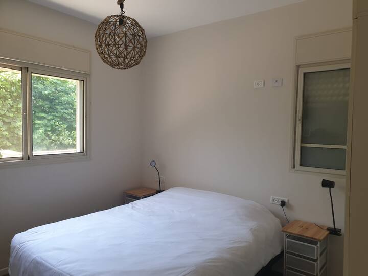 Chumba cha kulala kilicho na kitanda cha ukubwa wa kifalme mara mbili, televisheni iliyo na chaneli moto na Netflix, kusoma vitabu.