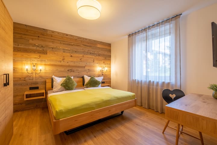 Можете догадаться? Идеальный сон в тихом месте с видом на природу Алльгой. 

Детская кроватка, кроватка или стульчик предоставляются по запросу - просто скажите нам, что мы можем предоставить вам и вашей семье! 

