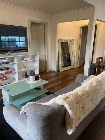 7km from CBD – Homely 4 bedroom Brunswick home gallery image 3