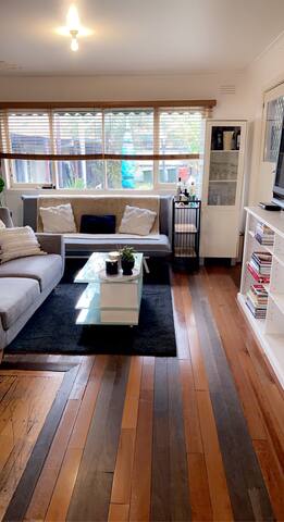 7km from CBD – Homely 4 bedroom Brunswick home gallery image 4