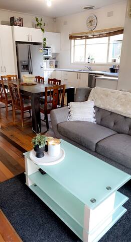 7km from CBD – Homely 4 bedroom Brunswick home gallery image 5