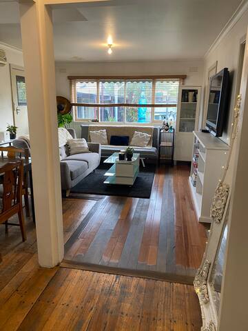 7km from CBD – Homely 4 bedroom Brunswick home gallery image 2