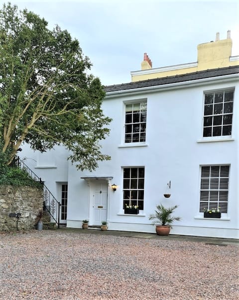 Spacious Chepstow home with private garden & patio