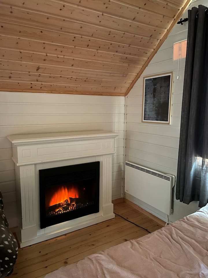 Spavaća soba br. 4; 2. kat. Električni kamin.