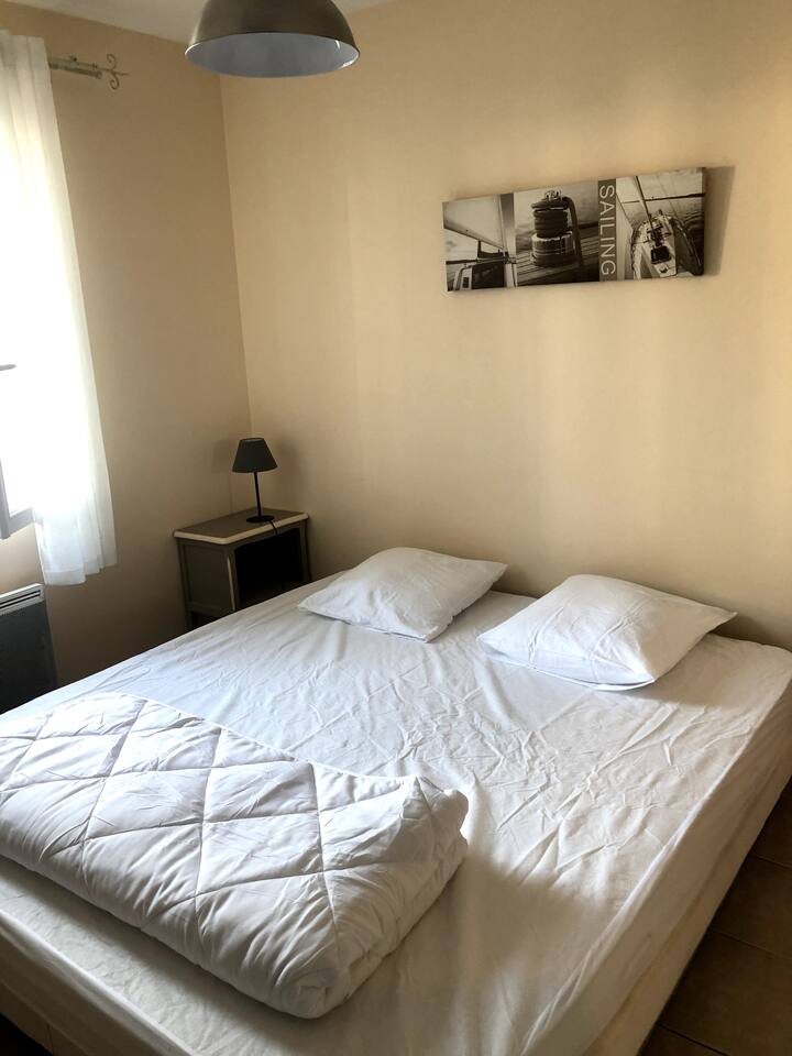 Chumba cha kulala kilicho na kitanda 180x200, chumba cha kuvaa, kitanda cha mtoto.
Ubao wa kupiga pasi na pasi.