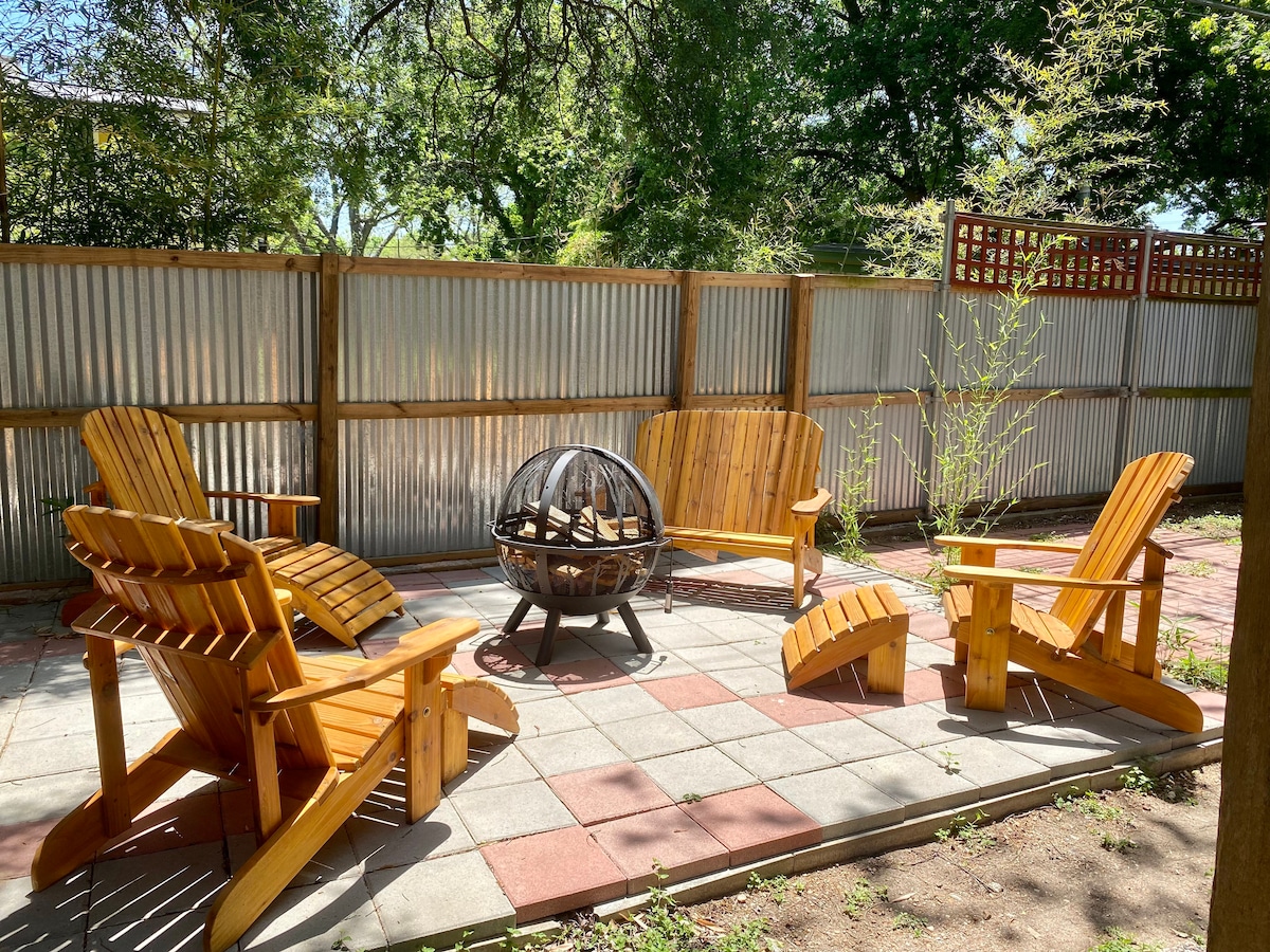 Sunny Backyard One Bedroom Apartment in Hyde Park