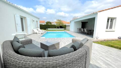 Big house with a pool: a great vacation!